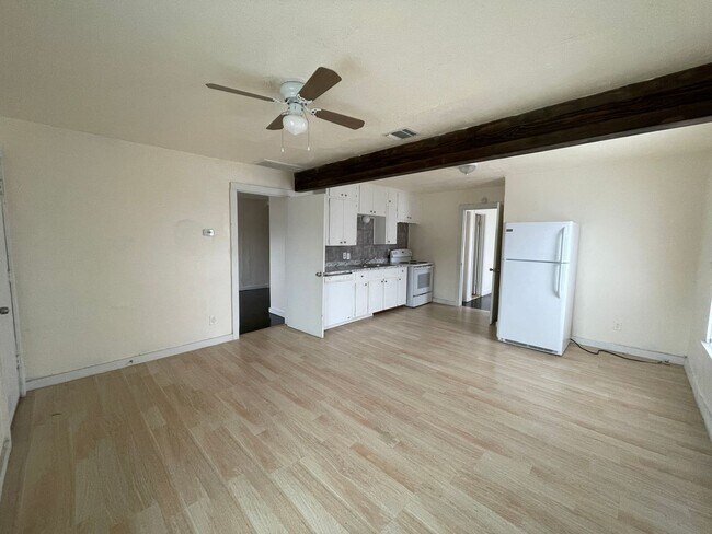 Foto del edificio - 107 W Texas Ave