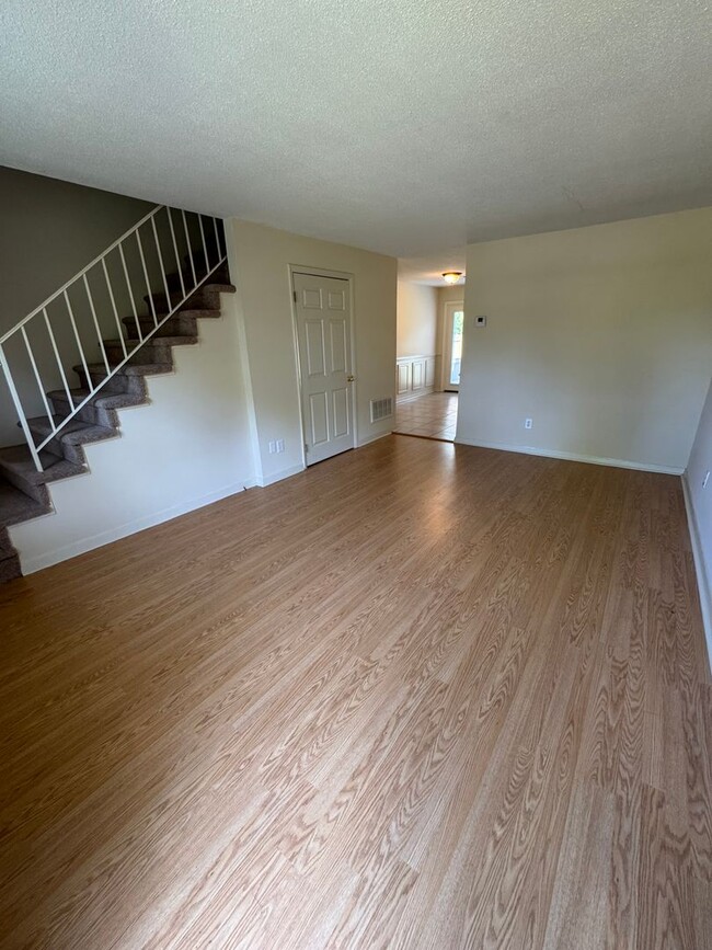 Building Photo - Spacious 2 Bed, 1.5 Bath Apartment in Prim...