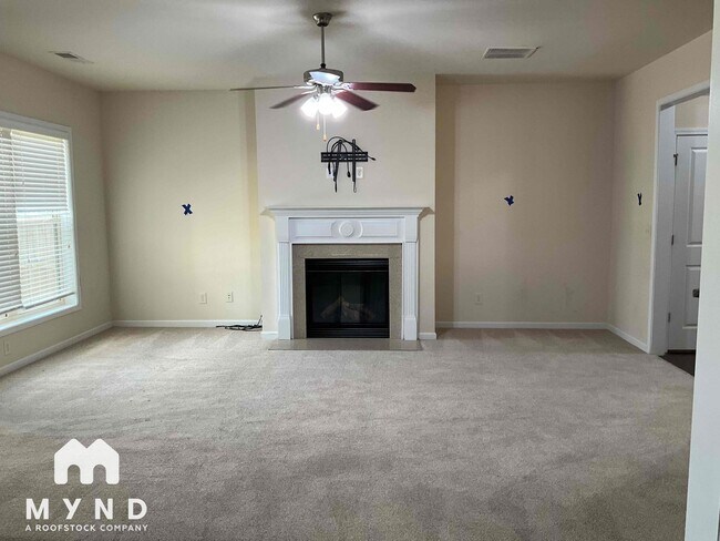 Foto del edificio - 6060 Weddington Dr