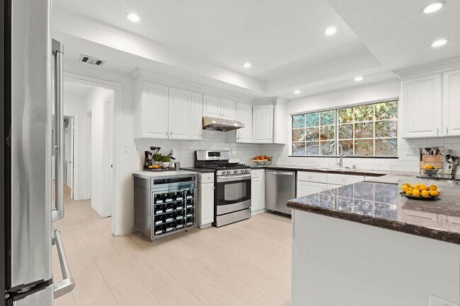 Foto del edificio - Newly Remodeled Huge Open Concept 4 Bed / ...