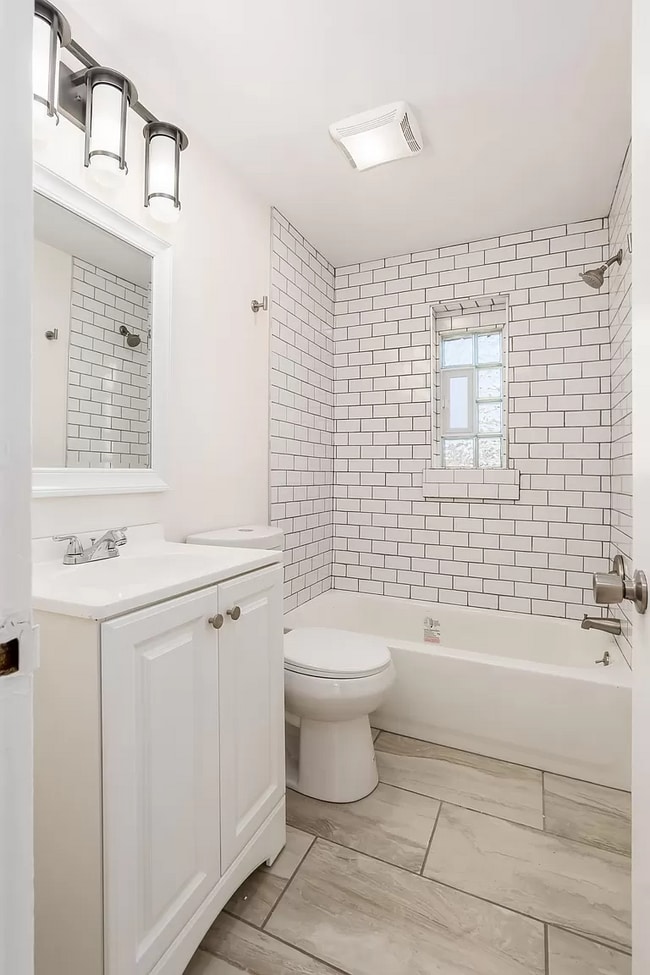 Building Photo - 835 E Mithoff St