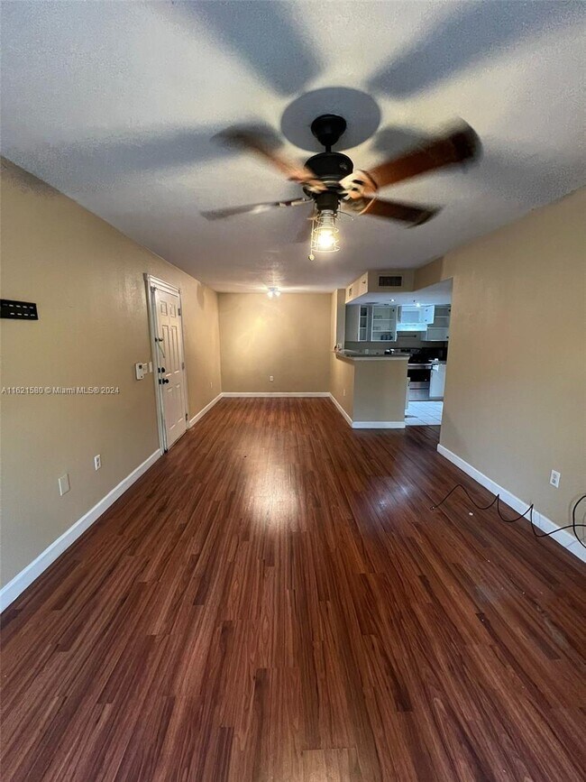 Foto del edificio - 5035 Wiles Rd