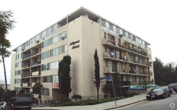 Foto del edificio - 7100 Hillside Ave