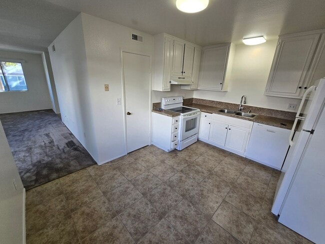 Building Photo - 3 bedroom, 2 bath home in the Balboa Towers Complex