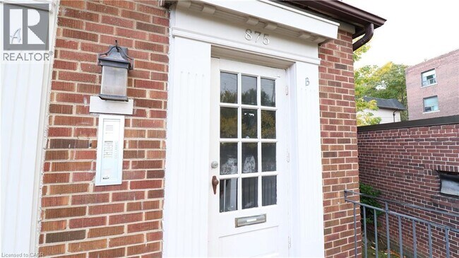 Photo du bâtiment - 875 Millwood Rd