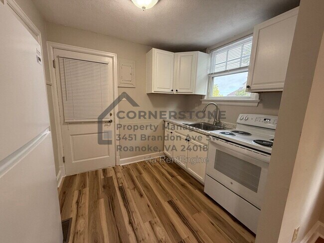 Foto del edificio - 353 Highland Ave SW