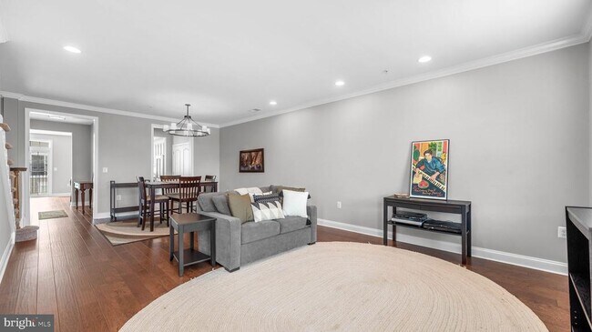 Foto del edificio - 7674 Maple Lawn Blvd