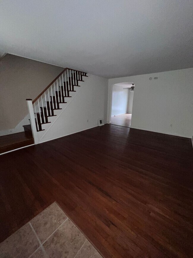 Building Photo - Beautiful 3 Bedroom, 1 Bath in Clifton Hei...