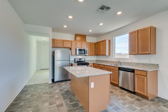 Foto del edificio - GORGEOUS SINGLE STORY WITH MANY UPGRADES*3 BEDROOMS*DEN!