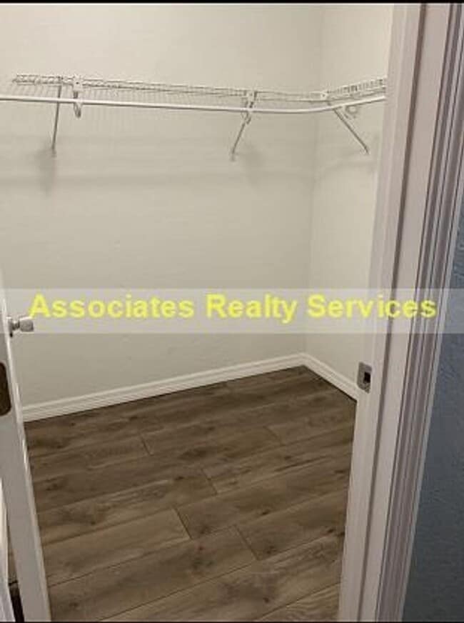 Building Photo - 2 Bed/2.5 bath End Unit Town home!  LOOK !!!