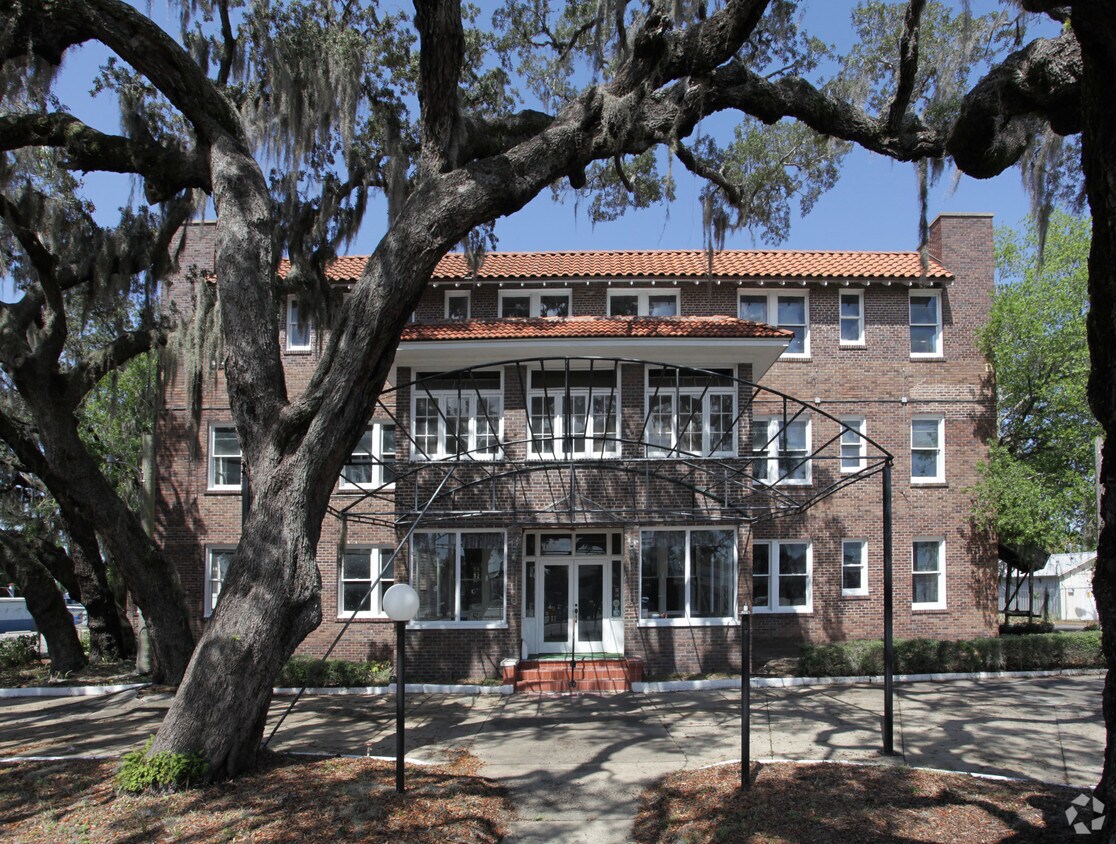 Santa Rosa Inn Apartments 509 N Ridgewood Dr Sebring, FL