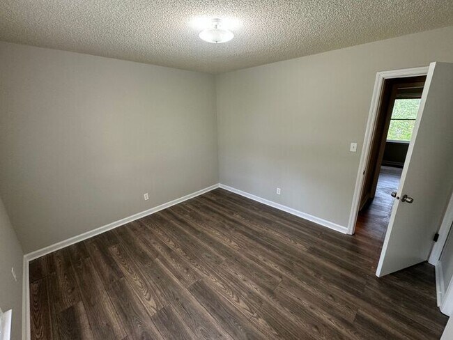 Foto del edificio - Freshly remodeled.