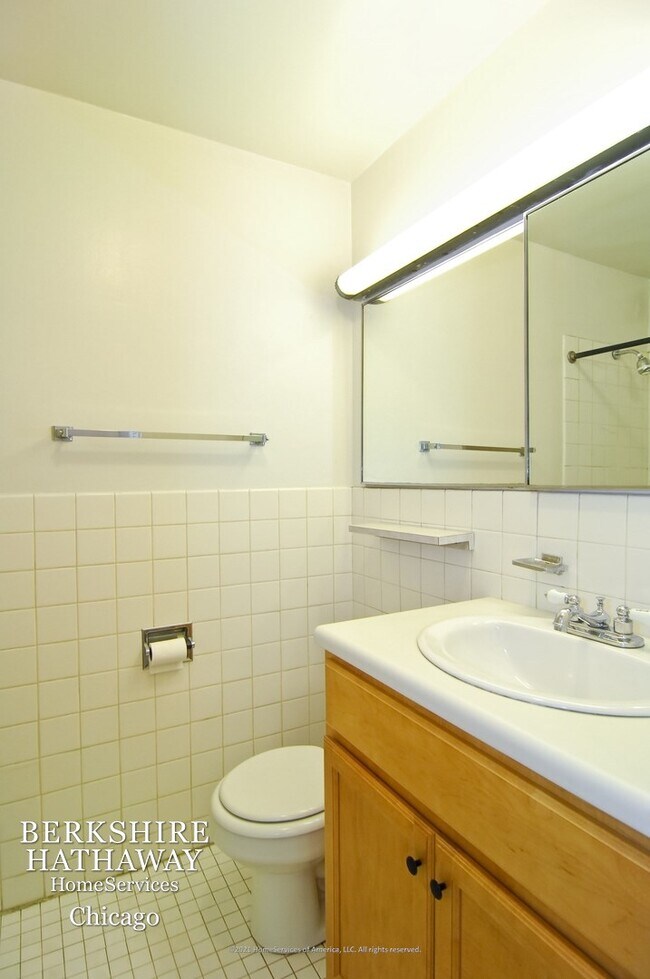 Building Photo - 555 W CORNELIA Avenue