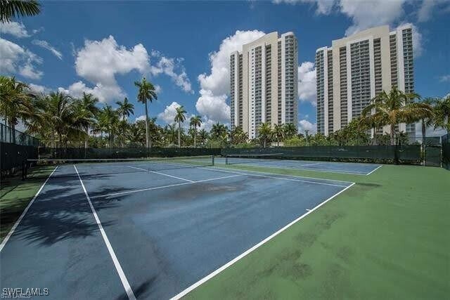 Foto del edificio - 3000 Oasis Grand Blvd