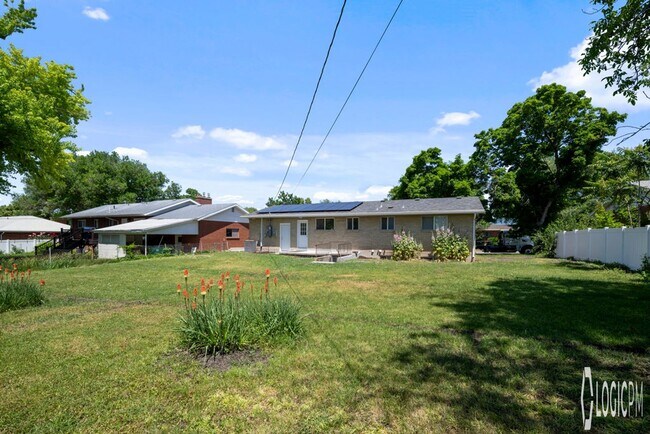 Building Photo - Beautiful Home in Woods Cross!