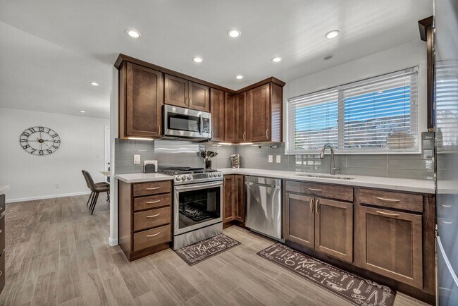 Foto del edificio - FULLY FURNISHED MOUNTAIN VIEW RETREAT with HOT TUB, RV PARKING & NO HOA