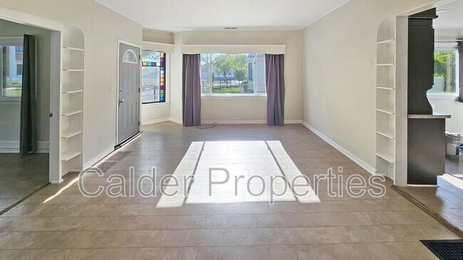 Building Photo - 843 Lake Dr SE