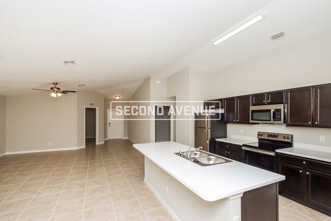 Building Photo - 850 Algaringo Ave SE