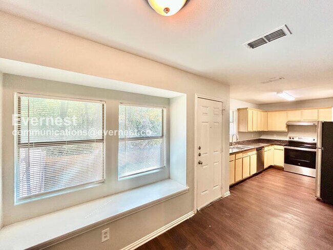 Foto del edificio - 320 Ezekial Ave