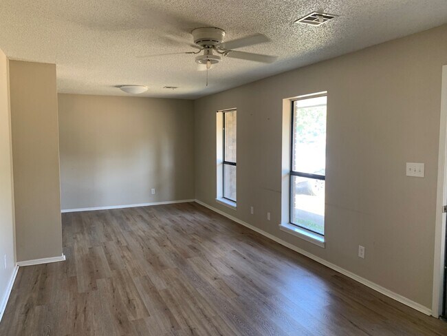 Foto del edificio - 2122 W Austin Ave