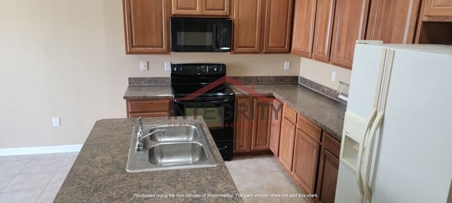 Building Photo - 3 bed/2.5 bath in Brighton Park