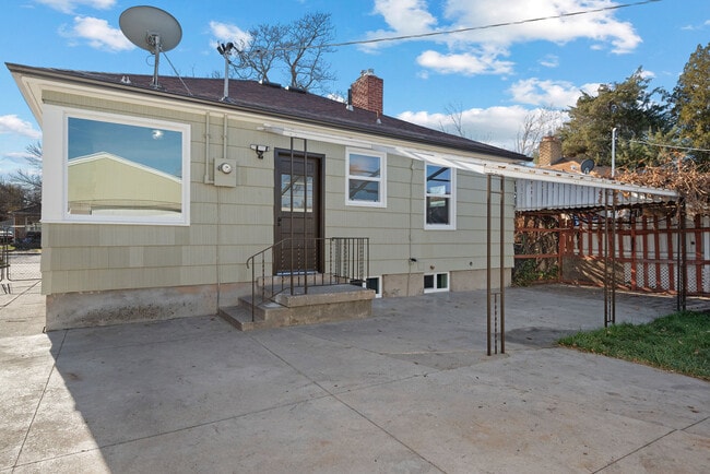 Foto del edificio - 840 W Montague Ave