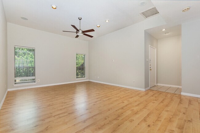 Foto del edificio - 10438 High Hollows Dr