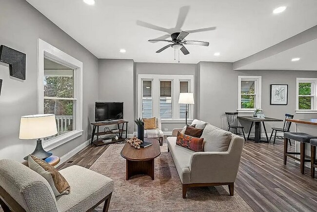 Foto del edificio - 5811 Bramble Ave