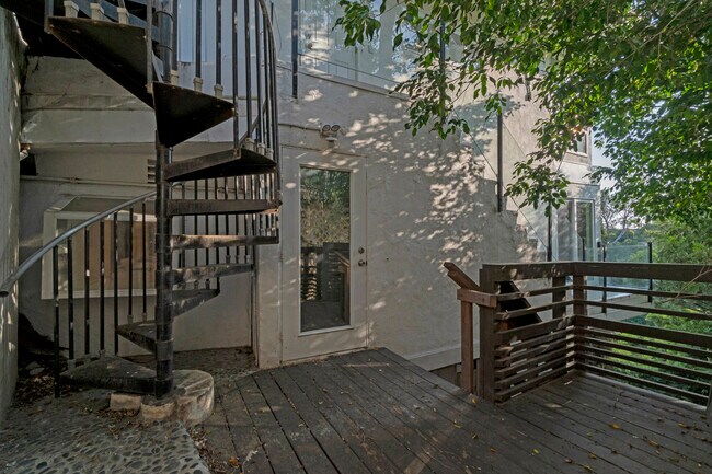 Foto del edificio - 1737 Sunset Plaza Dr