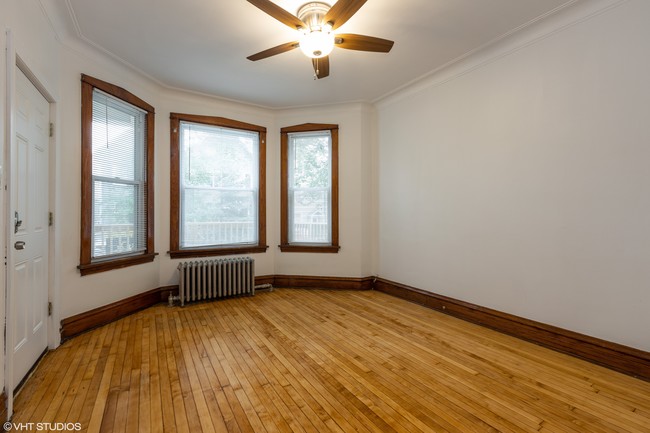 Building Photo - 3051 N Leavitt St