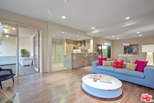 Building Photo - 447 N Doheny Dr