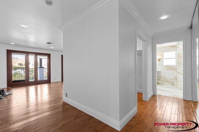 Building Photo - Spacious 5-Bedroom Home with Modern Amenit...