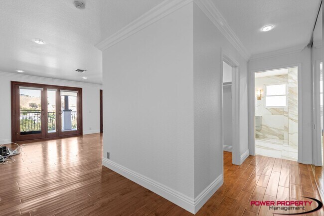 Foto del edificio - Spacious 5-Bedroom Home with Modern Amenit...