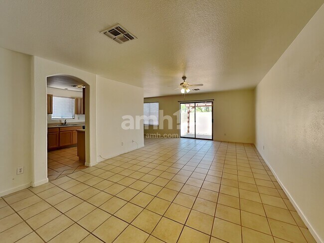 Foto del edificio - 1324 W Pleasant Ln