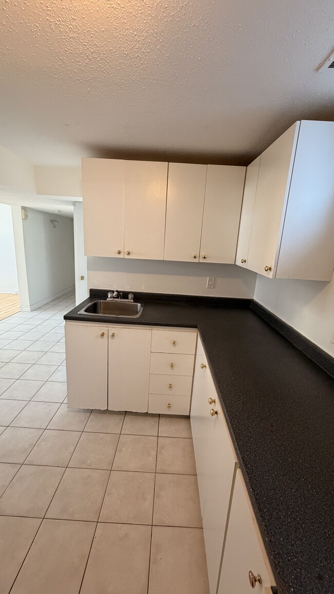 Building Photo - 2478 Chasseur Av
