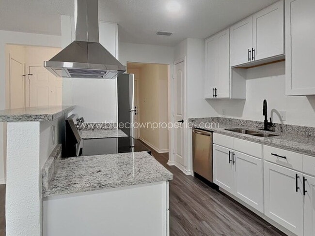 Building Photo - 733 Admiralty Way