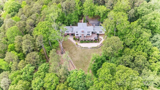 Foto del edificio - 115 Forest Cliff Ct NE