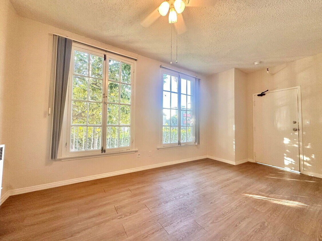 Primary Photo - 826 S Kenmore Ave