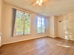 Building Photo - 826 S Kenmore Ave