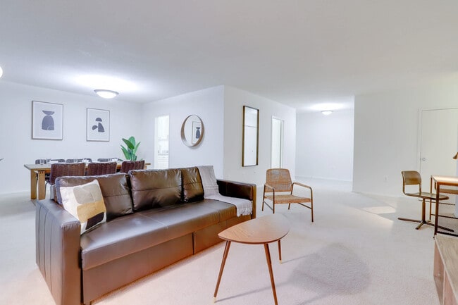 Building Photo - 1600 S Eads St