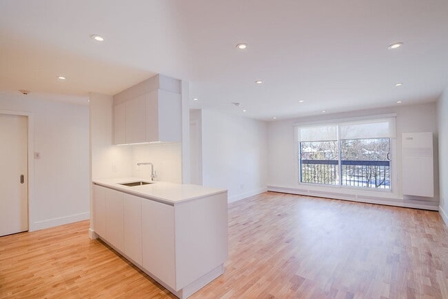 Building Photo - Les Appartements St Lambert