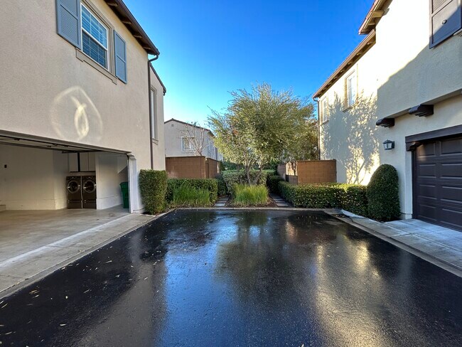 Building Photo - 47 Bower Tree