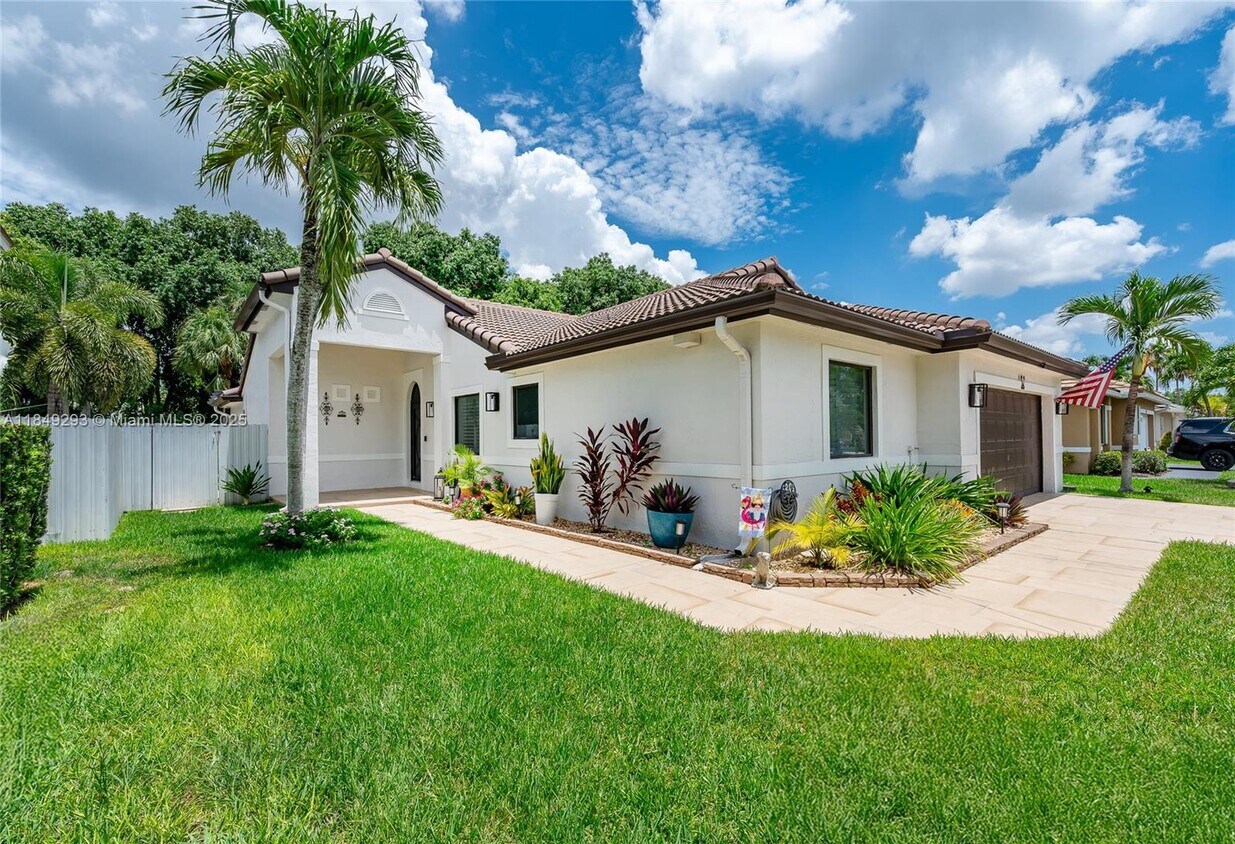 Foto principal - 16185 SW 2nd Dr