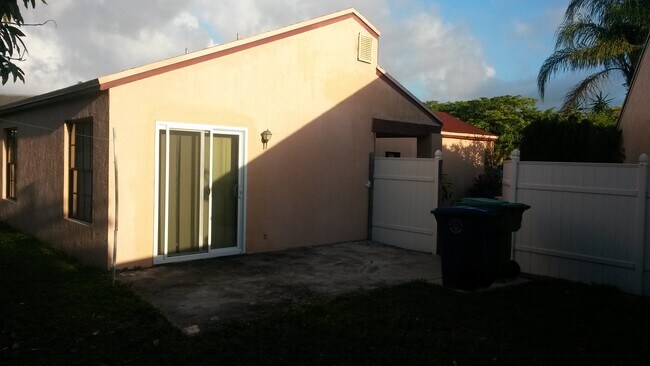 Foto del edificio - 2441 SW 82nd Ave