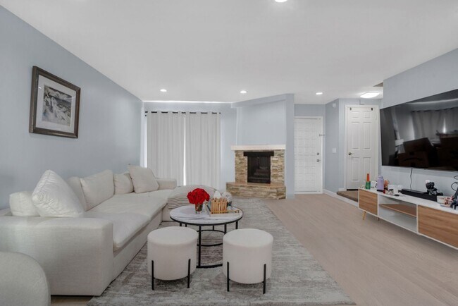 Foto del edificio - Remodeled Townhome in Sherman Oaks!