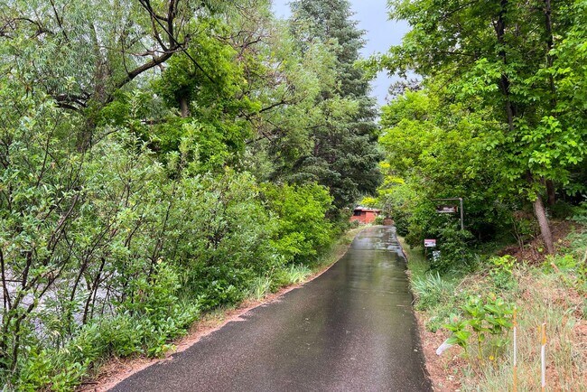 Building Photo - 2 Bedroom 1 Bath Home Next To Boulder Creek!