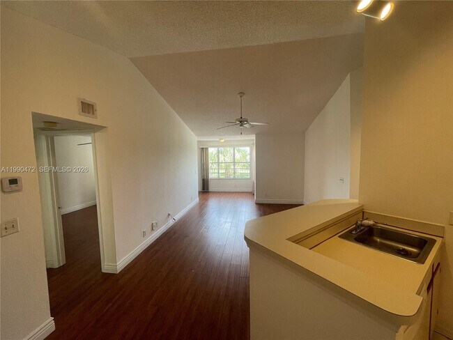 Foto del edificio - 3330 Pinewalk Dr N