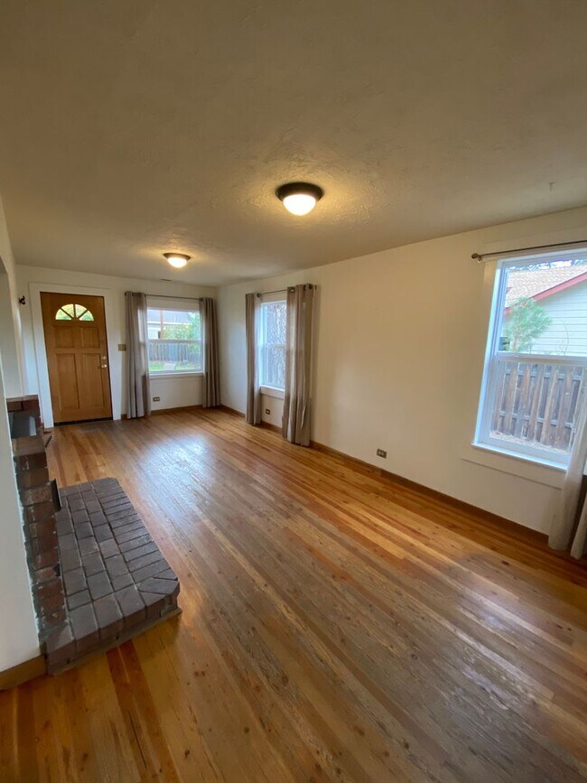 Building Photo - 716 NE Quimby Ave