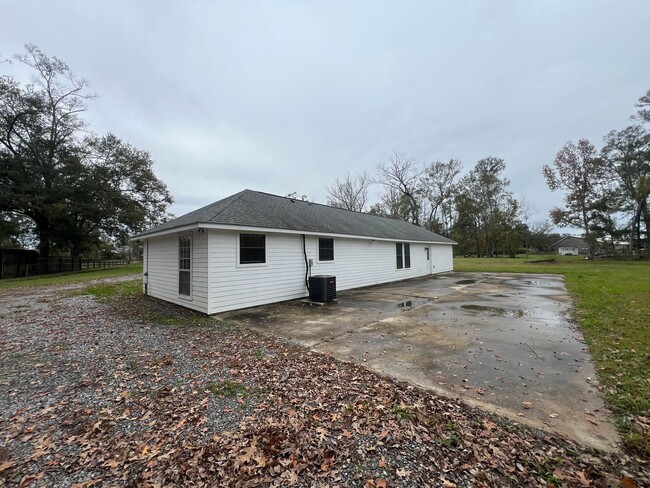 Building Photo - 2-bedroom, 1-bathroom house located in Bat...