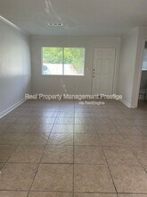 Building Photo - 807 Danna St